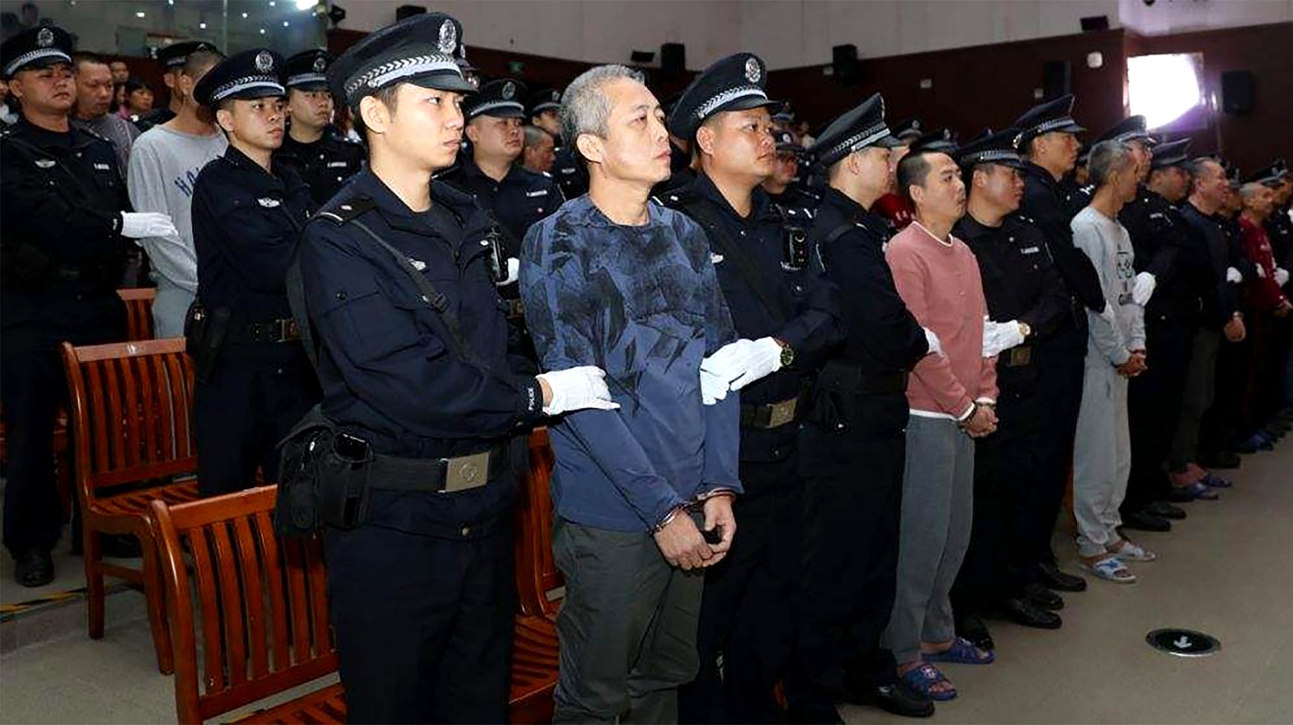 20世纪80年代末,黄鸿发利用其父亲的公职身份,在昌江县逞强争霸,组建