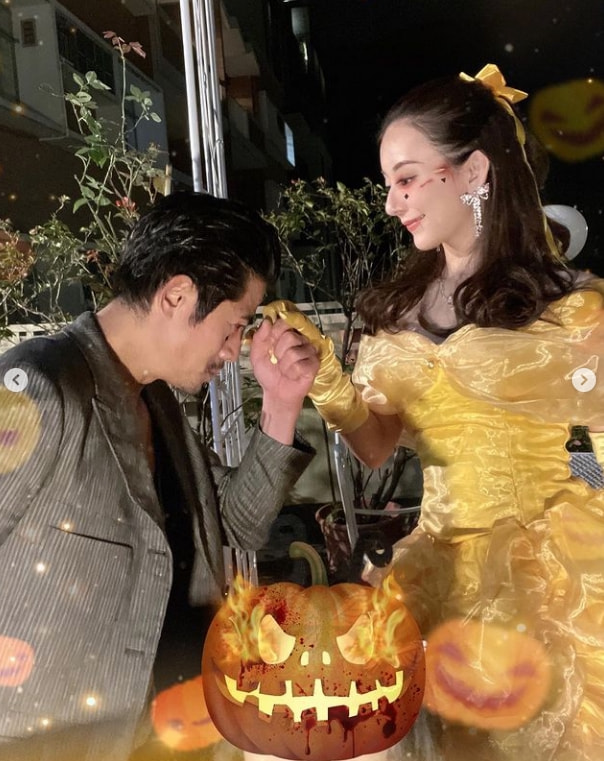 方媛晒一家四口过万圣节，郭富城点赞互动秀恩爱，俩女儿扮相可爱