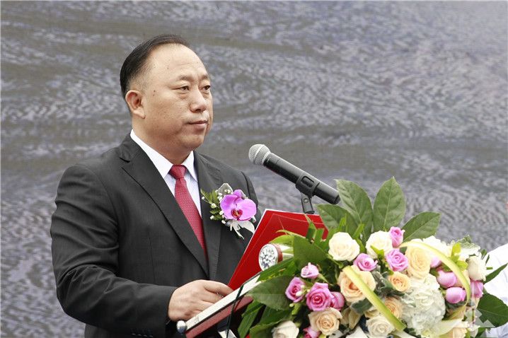 然而,杉木林还没等到收成期,董勒成又敏锐地发现了瑞丽零售业正悄悄