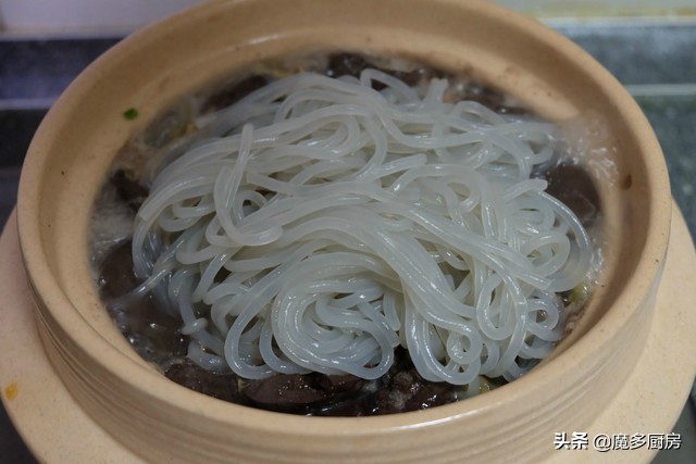 东北酸菜这做法好，四种食材炖一锅，吃到肚里暖暖的，冬天最爱