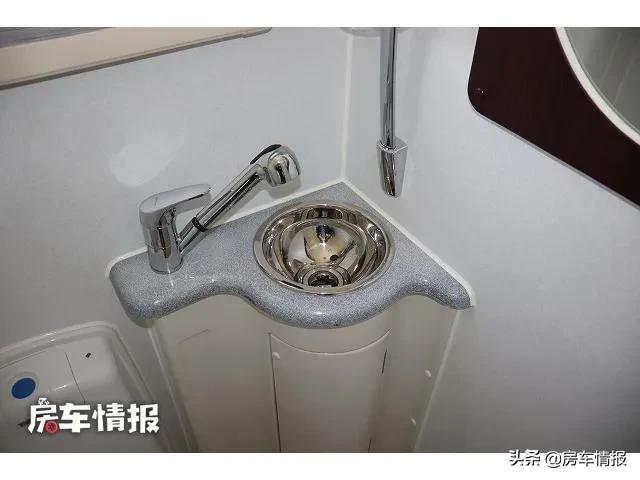 丰田中巴房车，4.0L柴油动力足，大空间像家一样三代同堂也住得下