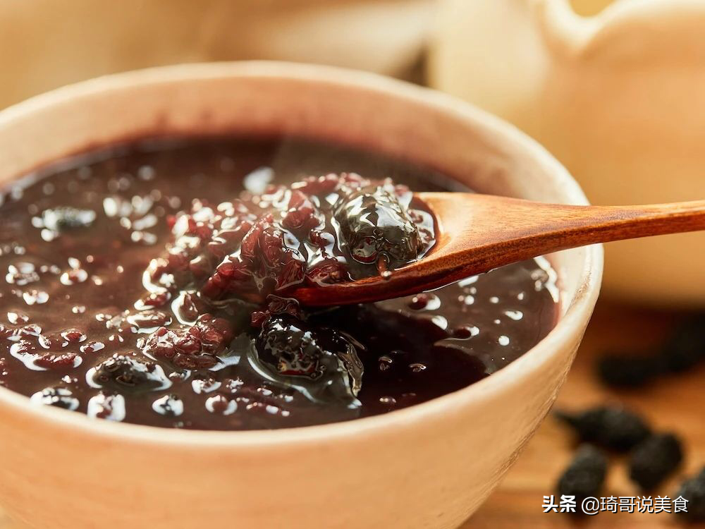 买桑葚干,要避免染色和熏蒸,记住这3点,挑选最滋养的桑葚干