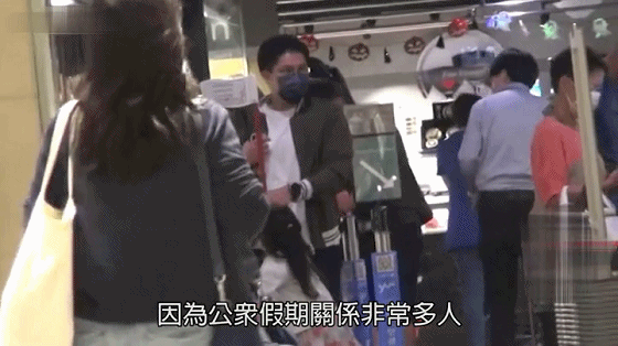 霍启刚抱四岁女儿买珠宝为晶晶庆生，两父女逛超市选购蛋糕白酒