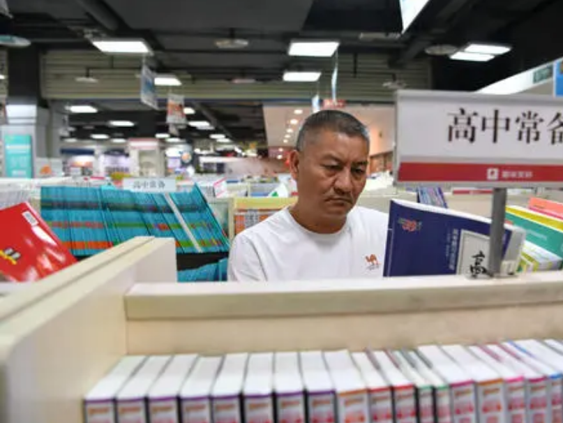 54岁高考钉子户梁实，今年第25次高考403分，称明年要转读文科