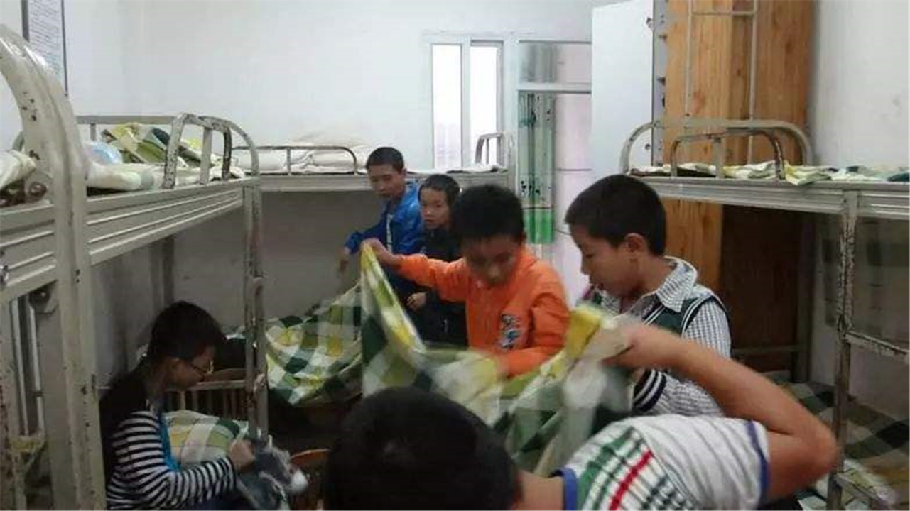 “再苦也不让孩子住校”白岩松谈寄宿危害，3类孩子不适合寄宿