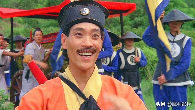 一天,陈友道长的师弟,由钟发饰演的千鹤道长,运送一个皇族僵尸上京