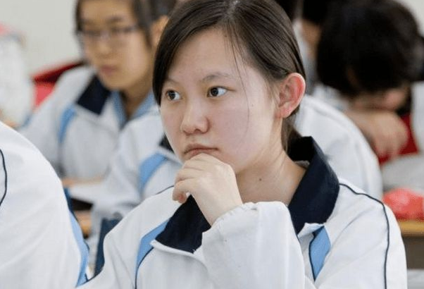 高考学生迎来“坏消息”，大学“学费”要上涨，下半年将开始实行