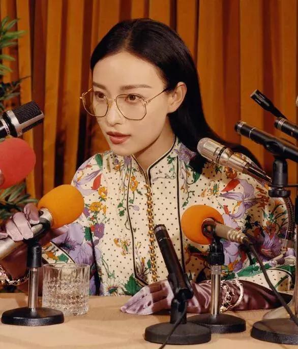 近視眼注定與好看無緣？大火的鏡框倪妮都喜歡戴，變身時尚達人