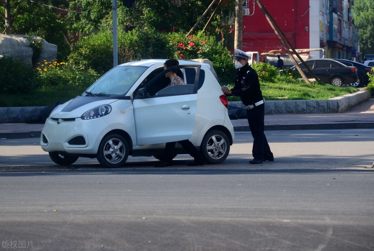 老年代步車是否需要駕照?持c照是否可以開低速四輪,三輪電動車