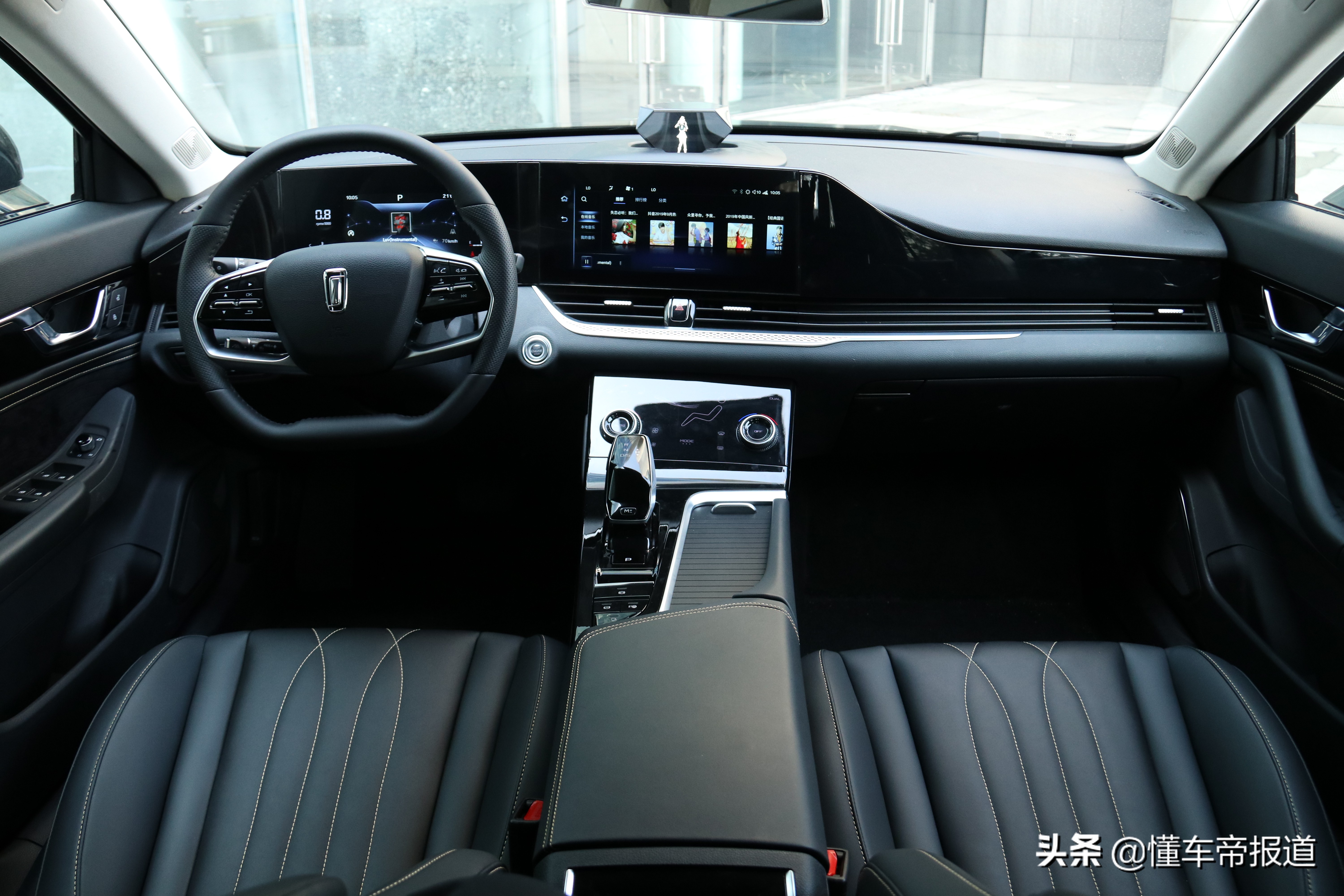 奔腾b70采用了时下最流行的内饰布局,对称式设计加上两块大屏带来了极