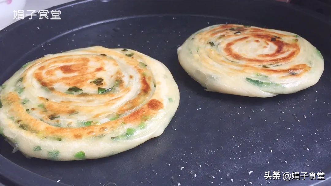 葱油饼的做法（手把手教你外酥里软的葱油饼）