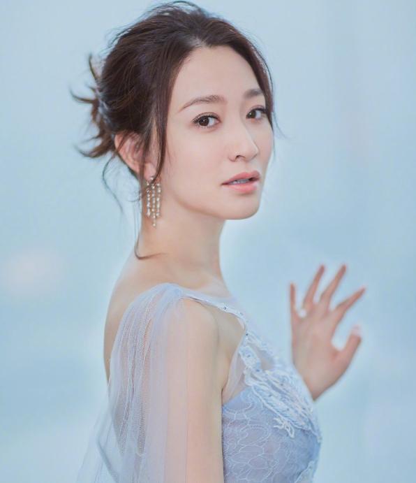 "完美身材"李小冉,44岁依旧美艳性感,出道以来感情史十分坎坷