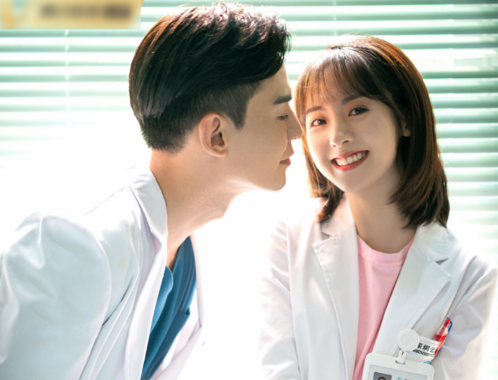 又一青梅竹马剧来袭，菜鸟律师与高冷医生，全员高颜值熬夜都要追