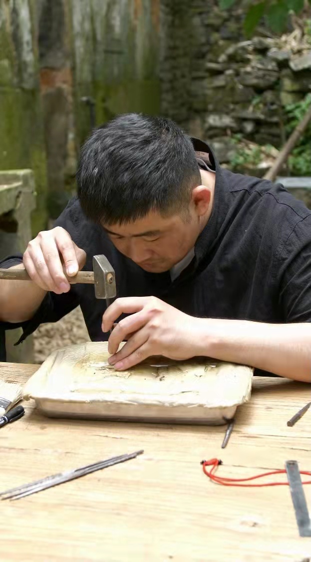 镜头下展示银饰的精美诞生，95后小伙在抖音电商找到人生新方向