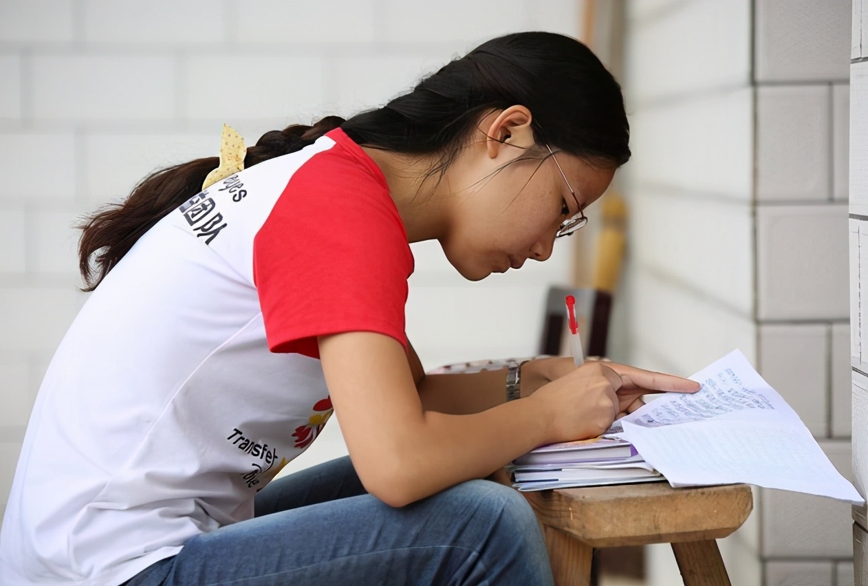 情况说明怎么写（离谱！单亲妈妈未批改孩子作业，老师竟让写情况说明）