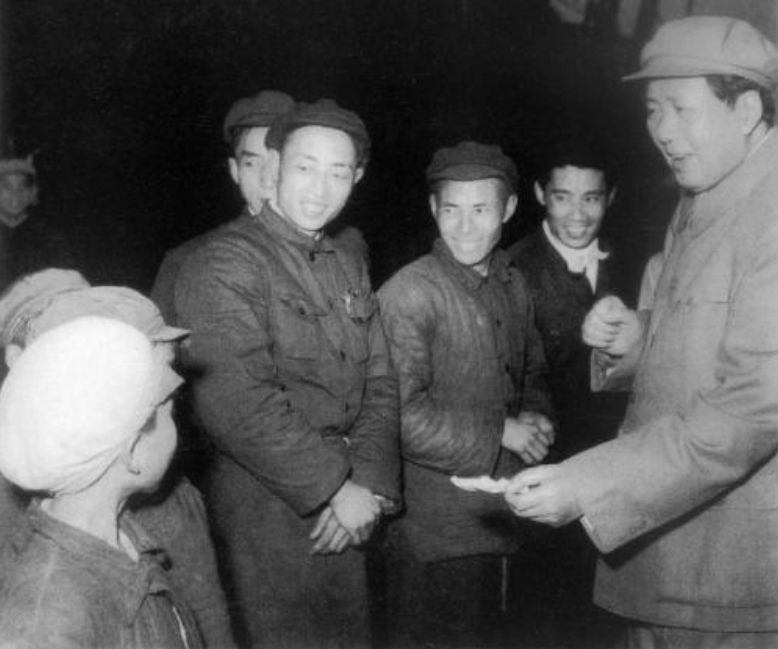 穷会计突然变富裕，被怀疑是贪污犯，他无奈承认：我是毛主席堂弟