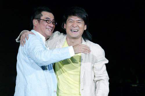 1999年，闹绯闻的周华健，接了美国妻两个电话后，决定淡出娱乐圈