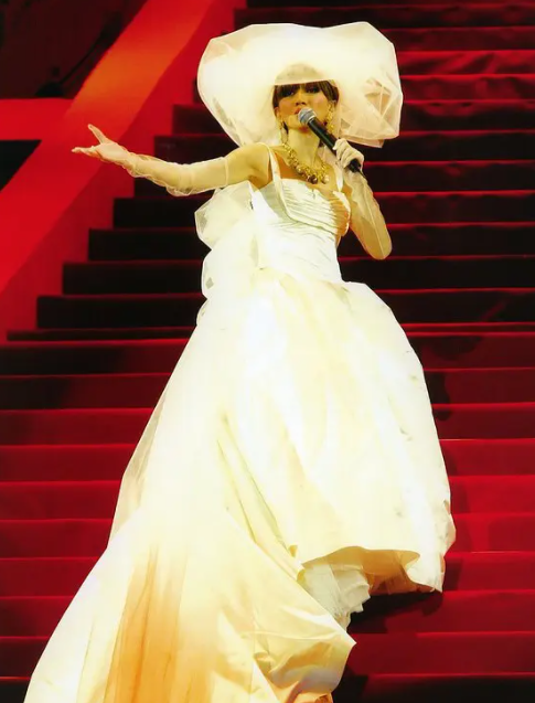 张艺谋怀念梅艳芳，18年前请她演十面埋伏，得知癌症消息也不换人