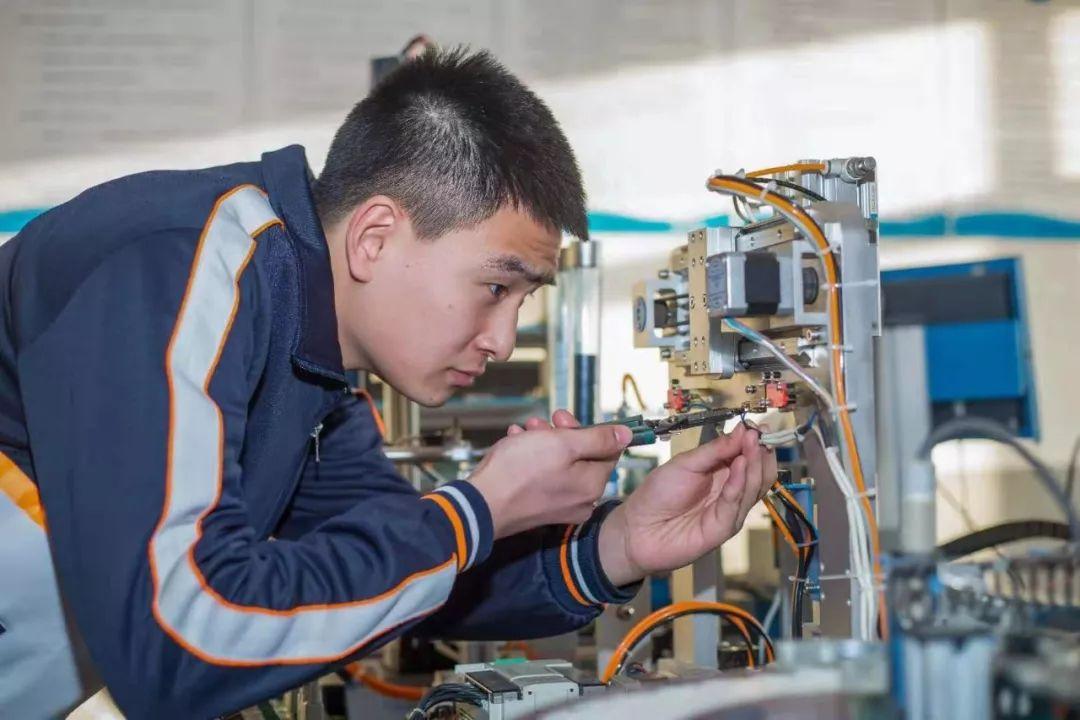 “东西南北”集齐，西京学院更名为“西京大学”？评论区太搞笑