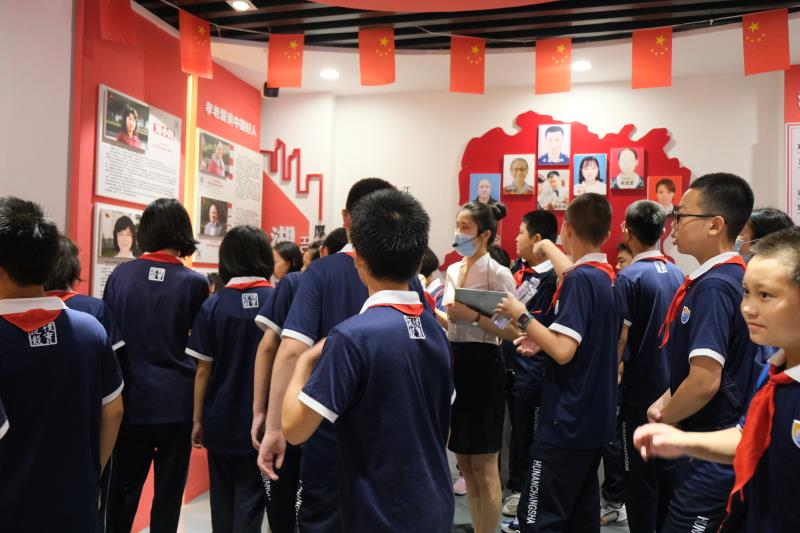 长沙开福好人馆国庆日迎来湘郡培粹2101班学生“过节”