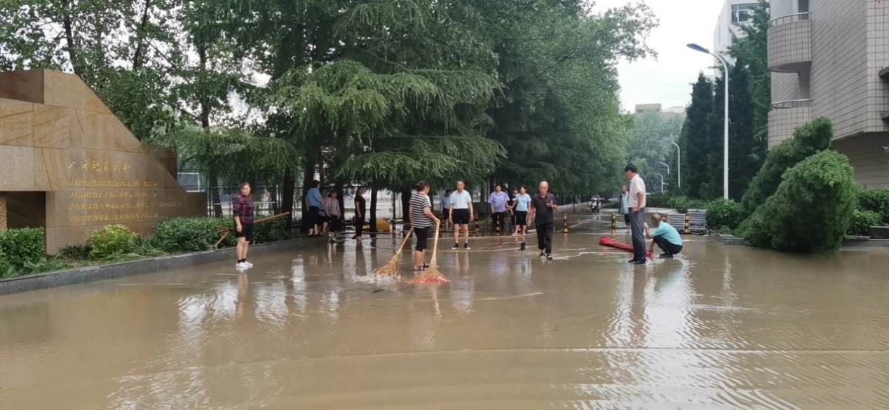 黄河科技学院积极开展防汛抗洪工作 确保校园安全