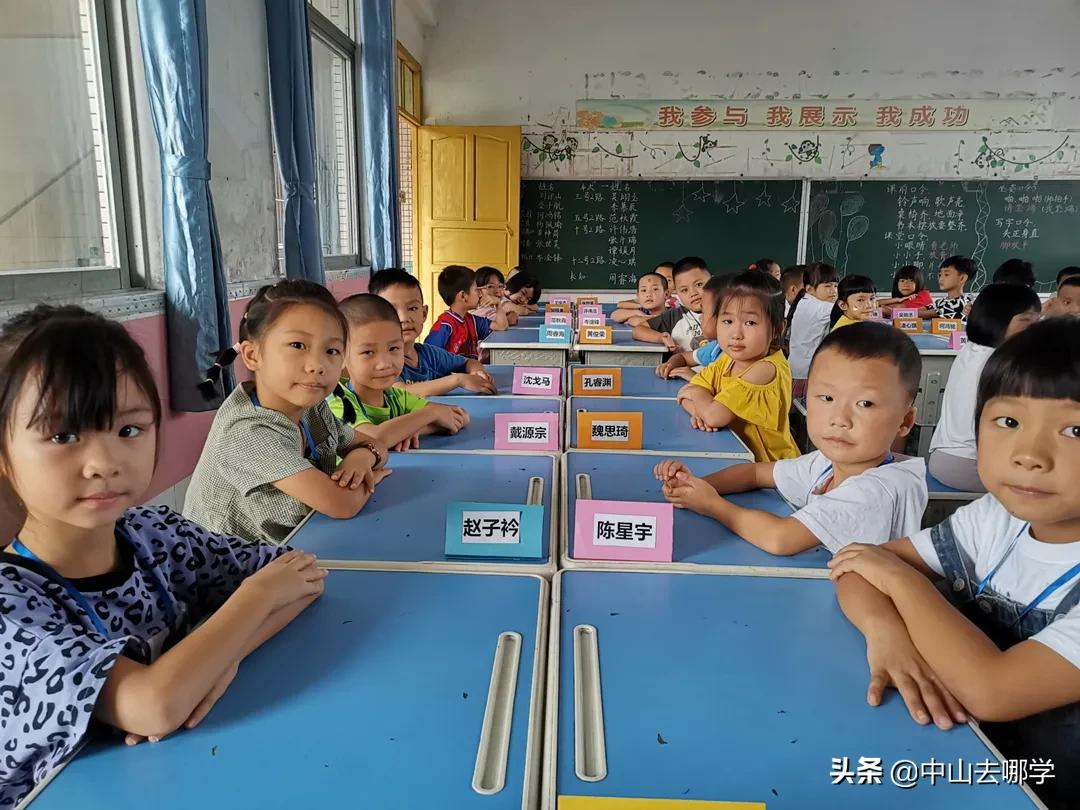 开学啦！现场多图预警：妈趴窗，爹爬墙，脸贴地！场面过于欢乐