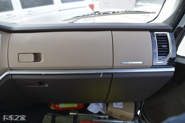 坐上去像开轿车？国六江铃凯运轻卡实力抢镜，升级的不止是内饰