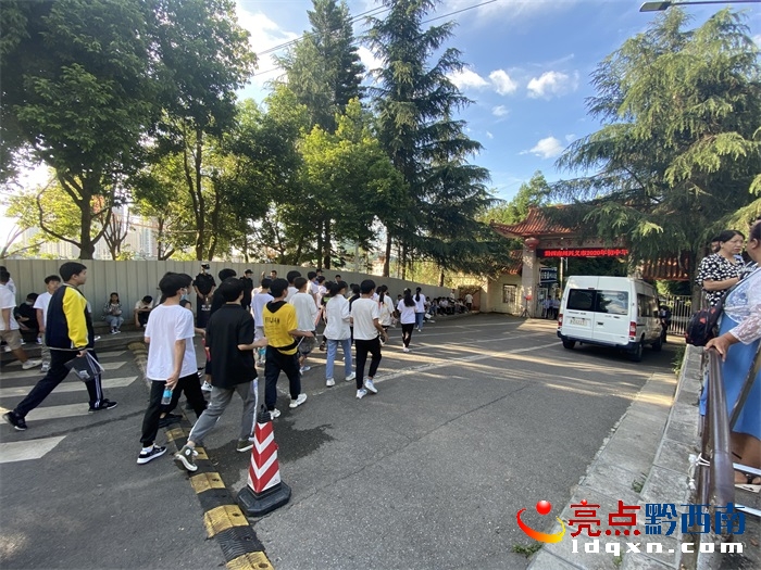 又是一年中考季，今日黔西南4万余考生奔赴考场 众多家长场外等候