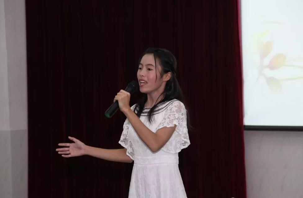 朗诵员“冯琳”火了，千里挑一的她能有多优秀？杨澜：遇强则强