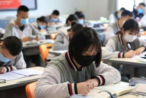 高三教室开空调，学生每天交3元钱引家长争议，如此高价接受不了