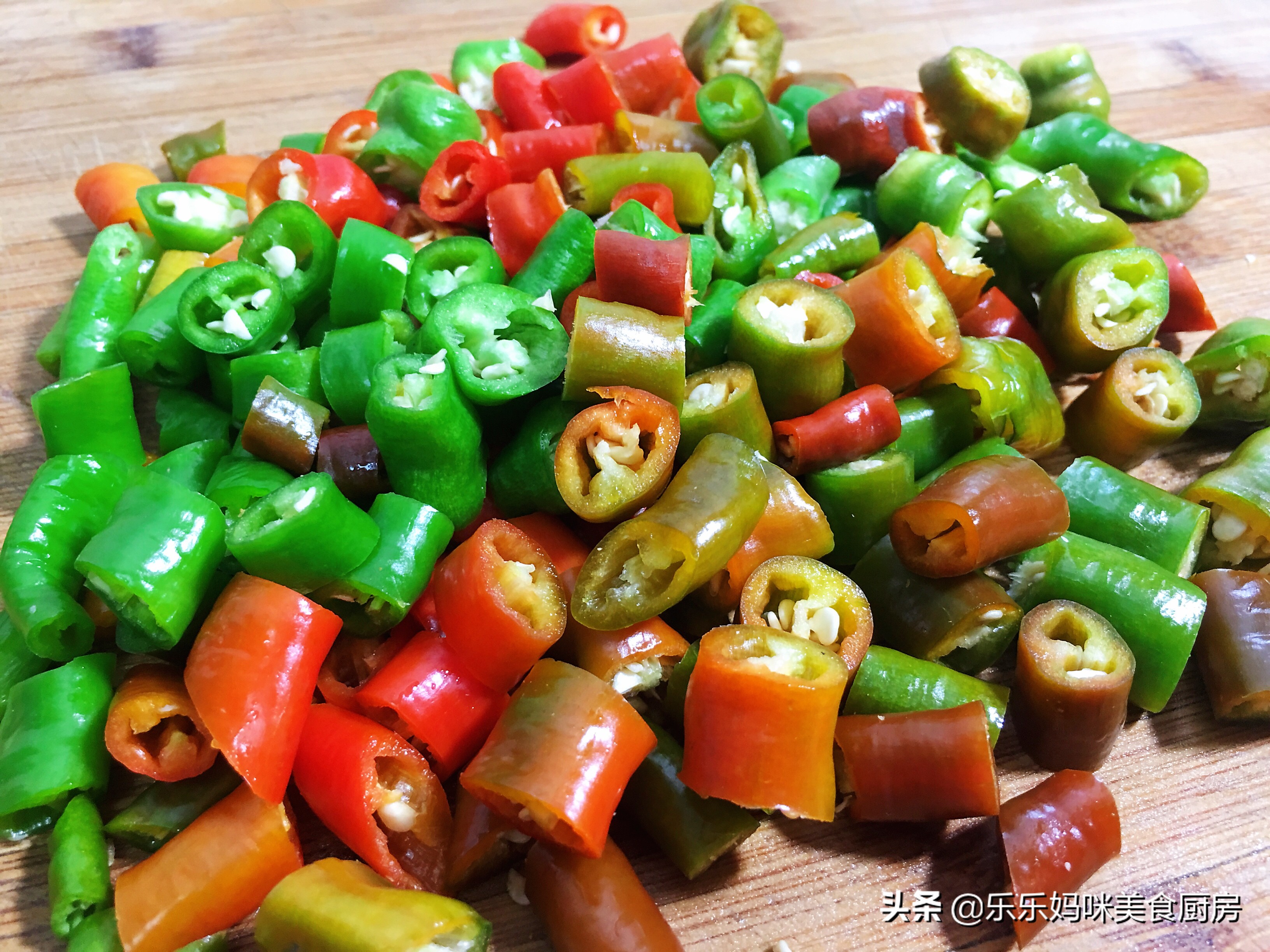 每年秋季，妈妈都用这方法腌咸菜，7种食材腌1瓮，够吃一冬