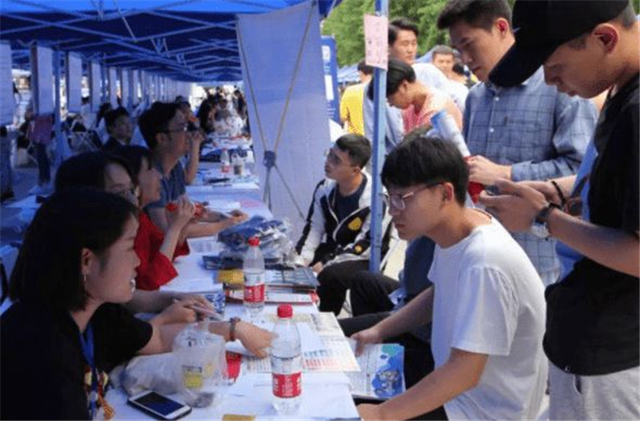 老师极力劝学生走“单招”，家长却不看好，走单招和高考有何区别