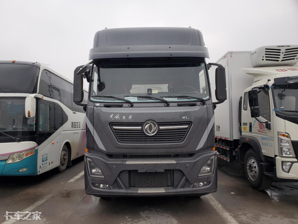 偶遇东风AMT牵引车，裸车价才31万，这配置太值了