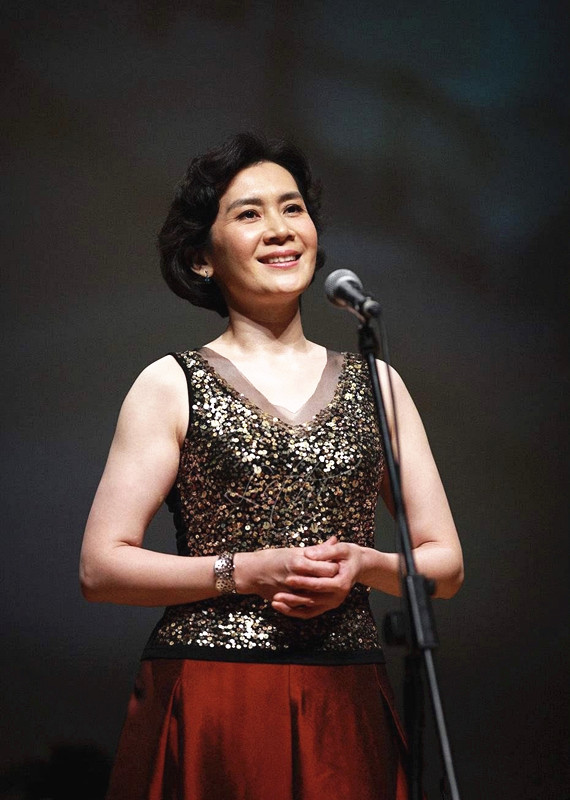 "老戏骨"肖雄真低调,穿黑色旗袍高级唯美,举手投足都是优雅风