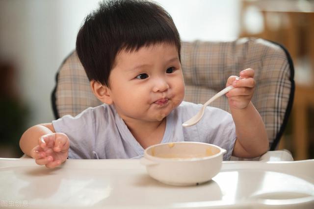 给宝宝添加辅食的最佳月龄是4月还是6月？原来，这其中大有学问