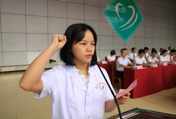 医学专业就业前景大盘点，临床医学跌出前三，榜首幸福度很高