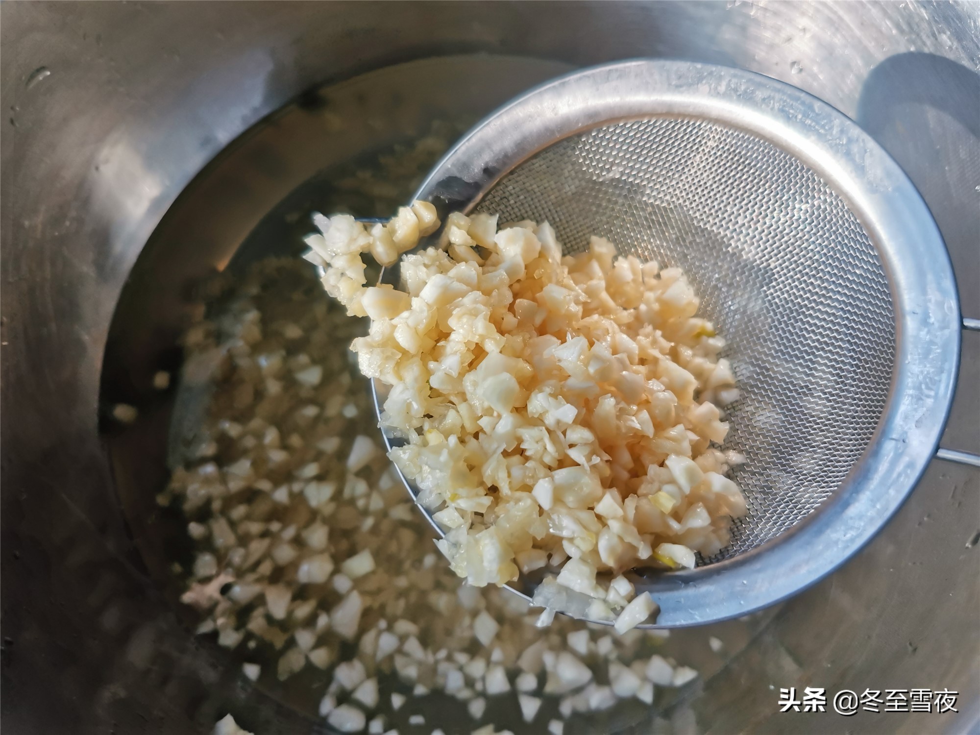 蒜汁怎么调好吃（教你调制简单美味的蒜泥蘸料）