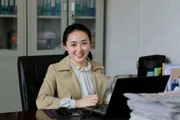 大学辅导员是啥样的职业？看到收入才明白，为何引名校研究生争抢