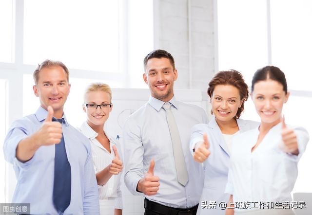 少年俊美如诗，风华绝代，眉目如画，气质翩然，令人倾心不已。