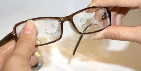 眼镜能用酒精擦吗，错误洗眼镜的方法有哪些？