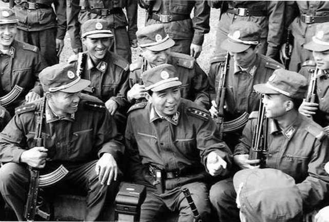 老山战场侦察英雄丁晓兵，被炸亲手割掉手臂，31年后成独臂少将