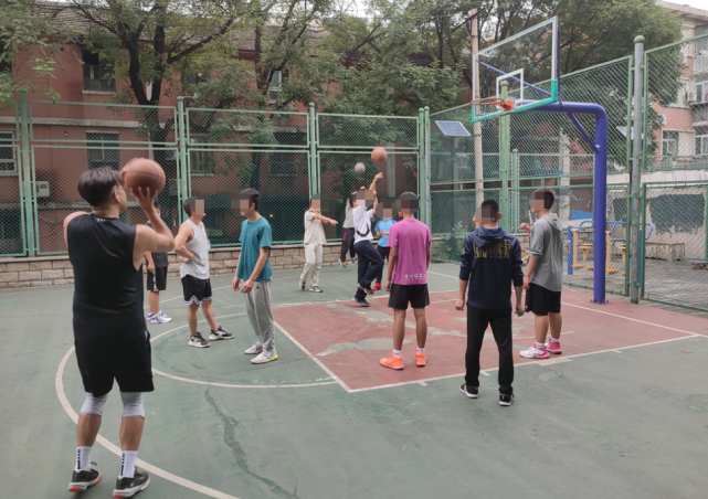 调查｜“双减”后孩子们有空去打篮球，却不得不和大人争球场