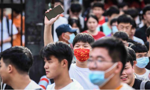 高考结束估分不理想，是“拼一把”复读，还是选出国留学？