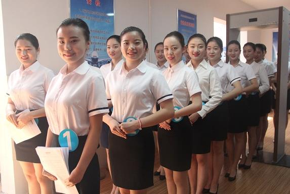 学生为圆空姐梦，花10万学空乘专业，结果毕业分到酒店当门童？