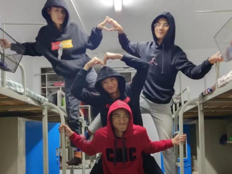 辅导员隔空查寝，要求学生摆成“特定姿势”，家长看后笑出眼泪