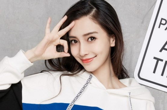 杨颖"原装脸"火了,年轻时旧照疯传:难怪被嘲是"换头怪"