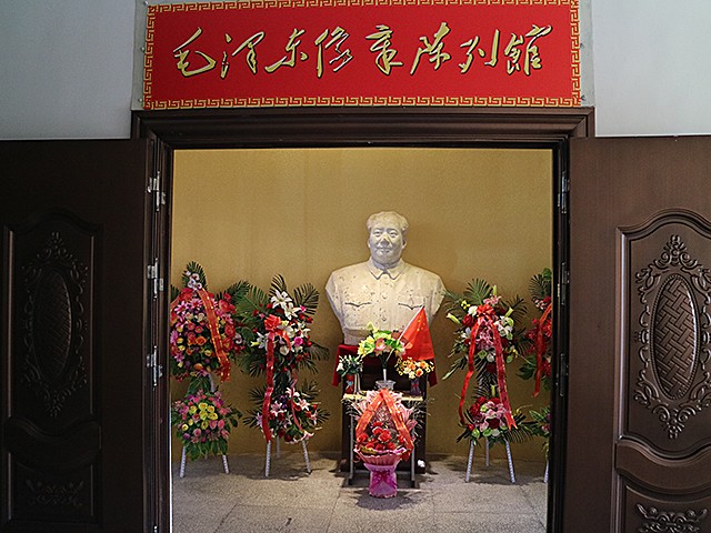 76岁老人收藏5000多枚毛主席像章，2016年开展览馆，拒绝高价收购