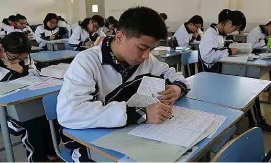 一位农村母亲的亲身感言：后悔高三选择陪读，对儿子成绩影响不小