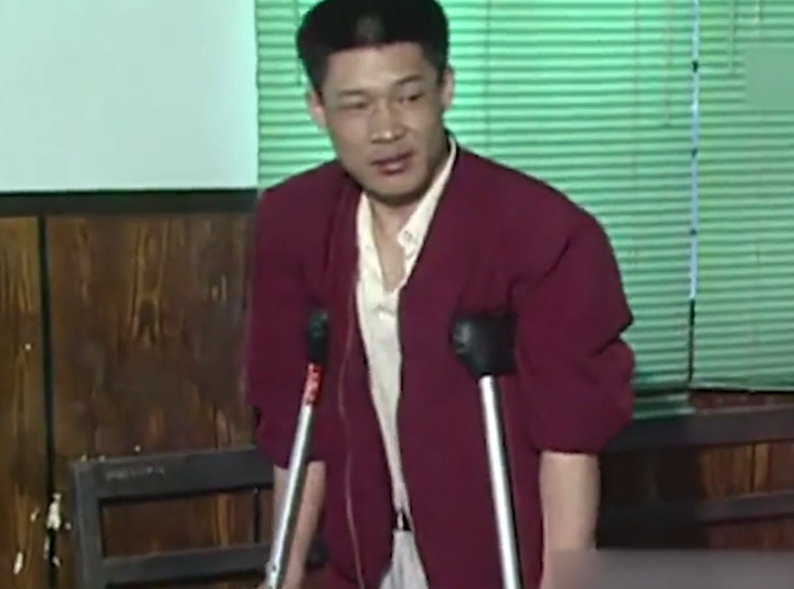 湖南妹子意外怀孕产子，残疾爸爸每月60元都不给，感人的纪录片