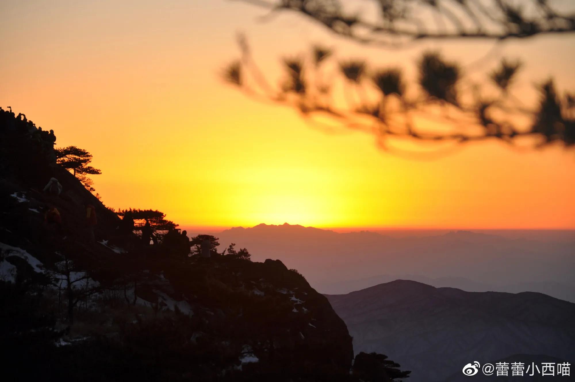 登黄山，天下无山：晓破日出，天光乍现，“美”自此有了它的归宿